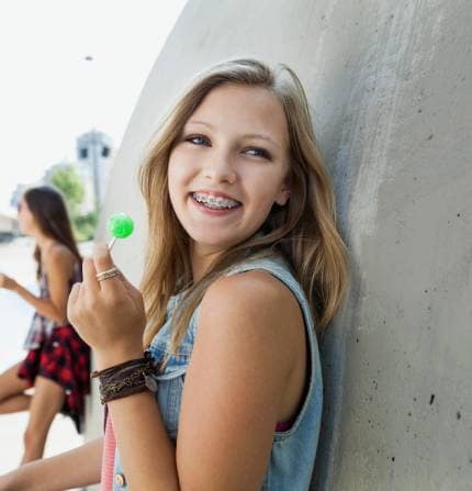 fille souriante avec une sucette