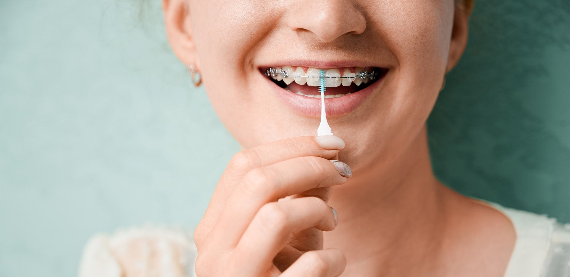 fille avec un appareil dentaire souriant