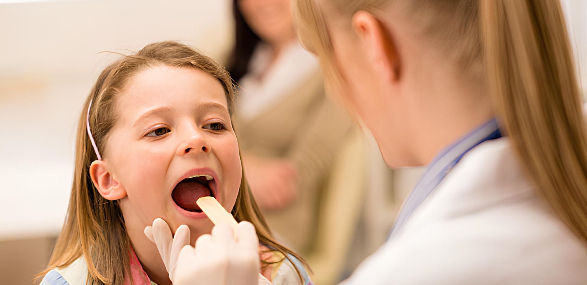 petite fille a été examinée par une odontologue