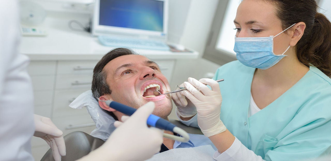 homme chez le dentiste